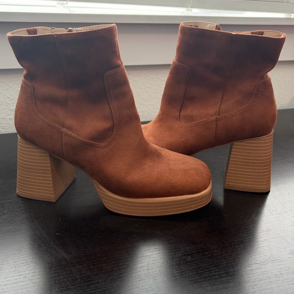 BP Keyla platform bootie in a tan chestnut faux suede material.
